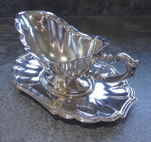 Salsera de Metal Plateado Pulido con Bandeja, Borde Festoneado, con Asa, Vajilla Moderna de Lujo, Estilo Vintage - Product Image 5