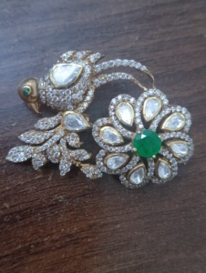 Broche en forme d'oiseau avec doublet vert et pierre polki, broche unisexe en argent 925 pour bijoux de mariage indiens, broche faite à la main - Product Image 1