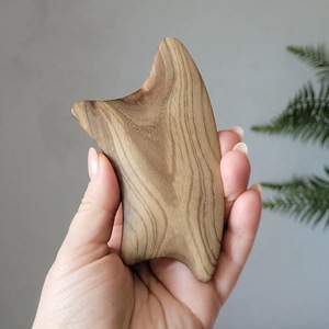 Masseur facial Gua Sha en bois rustique écologique avec artisanat en bois d'acacia massif pour la relaxation musculaire - Cadeau du Nouvel An - Product Image 2