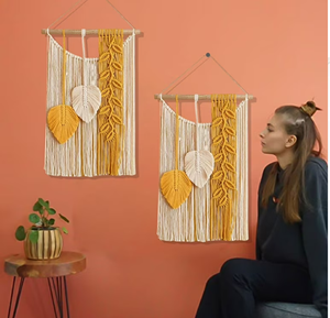 Bannière en macramé à chevrons superposés ornée de motifs dorés luxurieux et de pompons volumineux. Disponible aux prix de gros. - Product Image 2
