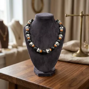Collar de Cuentas de Madera Talladas, Arte Popular, Patrón Blanco, Negro y Naranja, Joyería Artesanal, Tamil Nadu, KOTTRAVAI - Product Image 6