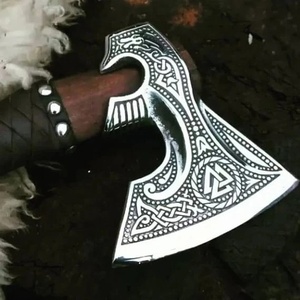 Axe Viking à barbe faite à la main A&M ENTERPRISES avec tête en acier gravée de nœuds nordiques, manche en bois enveloppé de tissu noir - Product Image 5