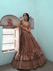 Ensemble Lehenga Choli Dupatta brodé marron indien pakistanais, col en V, tenue de mariage festive - Product Image 2
