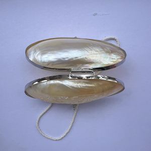 กระเป๋าคลัทช์ทรงโมเดิร์นทำมือรักษ์โลก พร้อมสายสะพายมุก - Product Image 3