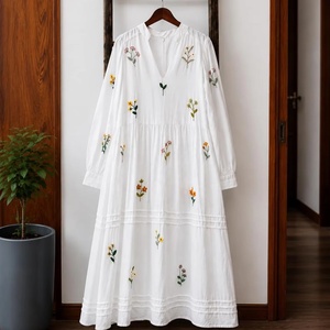 Elegante Vestido Maxi de Algodón Blanco Bordado a Mano con Vibrantes Motivos Florales, Vestido Bohemio de Manga Larga con Corte en A y Volantes - Product Image 1