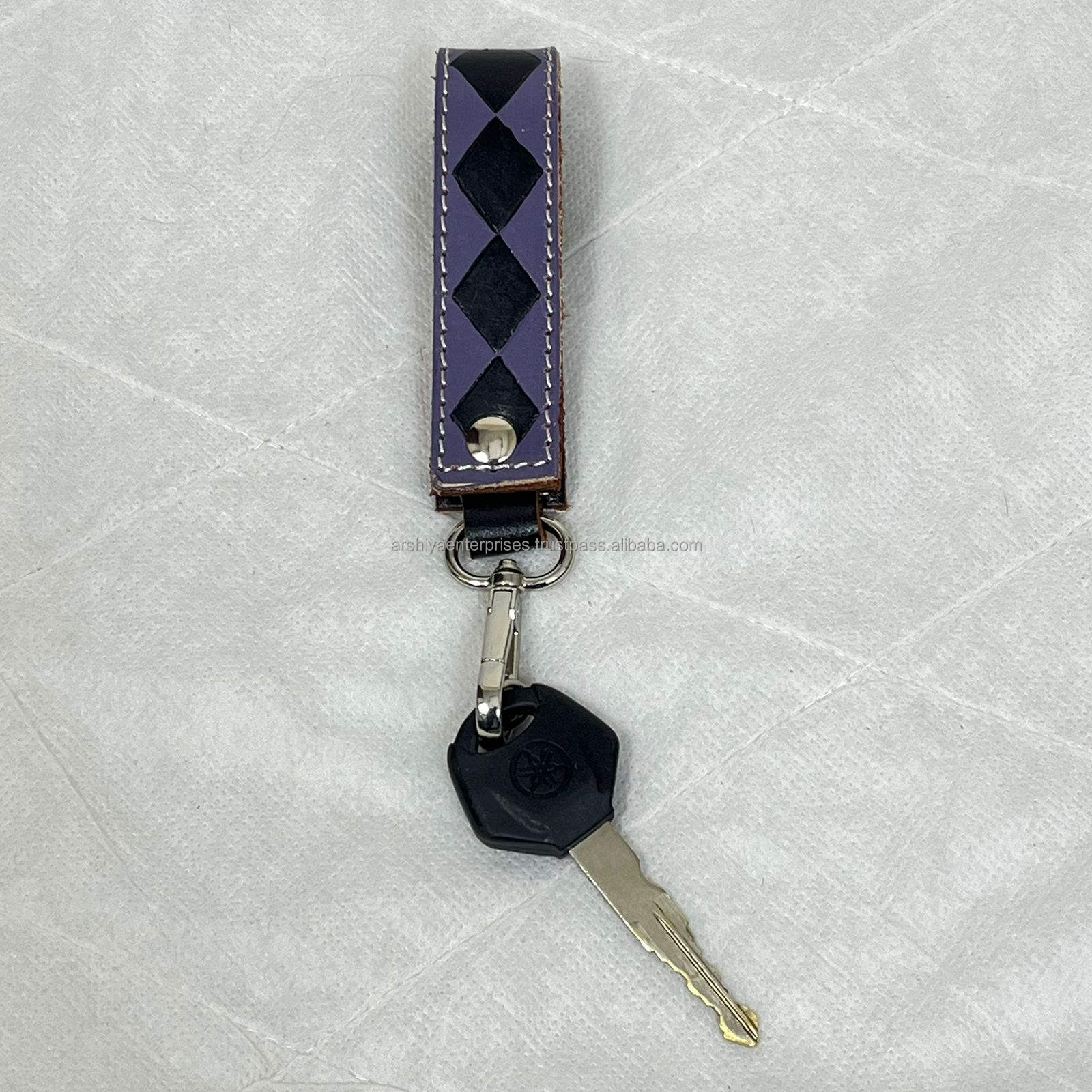 ลายตารางหมากรุกสีม่วงและดำ