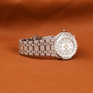 Montre de luxe entièrement pavée de moissanite argentée, couleur E, taille brillant rond, VS1, faite à la main, style hip-hop, montre-bracelet de luxe entièrement sertie de pierres. - Product Image 2
