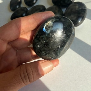 Venta al por mayor de alta calidad, estatuilla de piedra de Palma Larvikite, cristal curativo tallado religioso para decoración del hogar a la venta - Product Image 1