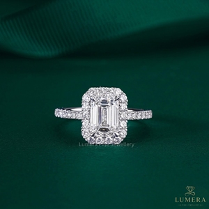 Anillo de Compromiso Clásico con Moissanita Corte Esmeralda Certificada por IGI, con Banda Pavé y Engaste Halo para Mujer en Oro de 9K, 10K, 14K y 18K - Product Image 4