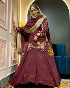 Robe de mariée traditionnelle indienne et pakistanaise pour femme, en soie marron brodée, longueur ras du sol, avec bordure dorée, coupe ample - Product Image 2