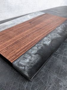 Planche à découper artisanale en bois et résine pour la cuisine quotidienne, finition lisse, planche de cuisine en résine effet rivière, planche en bois dur époxy durable - Product Image 2