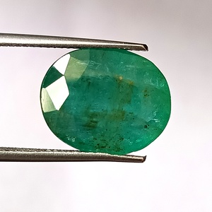 Pierre précieuse ovale facettée en émeraude verte naturelle de Zambie de 9,05 carats pour la fabrication de bijoux - Product Image 2