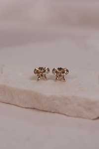 Boucles d'oreilles clous nœud papillon en ruban, personnalisées en or massif 14k 18k, minimalistes, classiques, à fermoir poussoir, pour enfants, fabricant de bijoux fins - Product Image 4