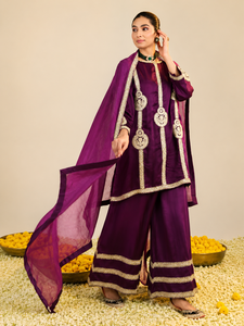 Conjunto de Kurta de Seda Zainaa Morada con Rayas de Satén, Estilo Tradicional para Boda, Manga Campana, Silueta en A, Bordado - Product Image 2