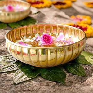 Bol Urli en laiton artisanal pour fleurs flottantes et bougies, centre de table décoratif, décoration traditionnelle indienne pour la fête de Pooja, décoration de la maison - Product Image 5