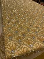 Tissu en dentelle haut de gamme élégant avec broderies de perles et de paillettes pour robes de soirée, vêtements de haute couture et utilisation dans la création de mode.