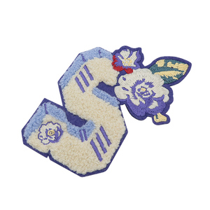 Patch brodé universel à motif clair et détails délicats, avec surpiqûres vives et fil fin, facile à coudre - Product Image 3