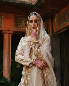 Magnifique ensemble prêt-à-porter en soie dorée scintillante avec broderie Zari et sequins, comprenant un haut, un pantalon palazzo et une dupatta, entièrement cousu. - Product Image 3