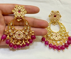 Pendientes Kundan de Latón Chapado en Oro de 22K con Perlas Naturales y Rubíes Polki, Joyería Tradicional India para Novias - Product Image 2