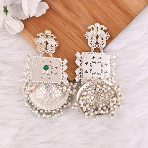 Boucles d'oreilles ethniques Jhumka en pierre Kundan, perle et hydro-cristal vert |   Bijoux indiens traditionnels en laiton plaqué argent - Product Image 5