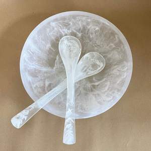 Bol de service en résine de style contemporain avec ensemble de cuillères pour servir des collations, rehaussant l'accueil grâce à un design moderne et élégant - Product Image 3