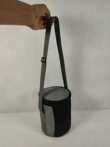 Bolsa Térmica para Almuerzo ORKID Personalizada, Gris y Negra, Cilíndrica, Aislada, con Cierre, Correa de Hombro Ajustable, Resistente al Agua, Portátil - Product Image 3