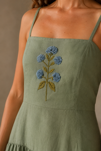 Robe midi en lin vert sauge pour femme avec broderie florale et fines bretelles - Product Image 6