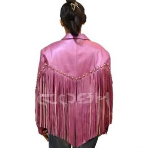 เสื้อแจ็คเก็ตหนังสีชมพูประดับพู่และหมุดทองสไตล์ตะวันตกสำหรับผู้หญิง ขายส่งจากผู้ผลิตเสื้อแจ็คเก็ตแบบครอปสไตล์ไบค์เกอร์ - Product Image 4