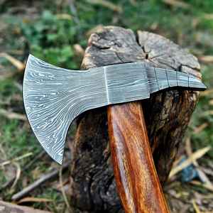 BA Enterprises Hache Viking en Acier Damas Faite à la Main, Forgée, Tactique, Type Tomahawk, Lame Courbée Industrielle de 4 3/4 pouces, Manche en Bois - Product Image 1