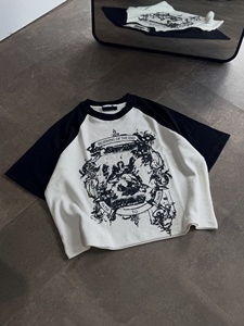 เสื้อยืดเบสบอลโอเวอร์ไซส์ผ้าวาฟเฟิลถักสีขาวอมน้ำตาล แขนสีดำ พิมพ์ลายกราฟิกสไตล์วินเทจบาโรกด้านหน้าและด้านหลัง ขายดีอันดับต้นๆ - Product Image 2