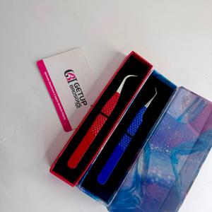 Pince à cils de qualité supérieure à marque privée, rouge et bleue, avec grip texturé, emballage personnalisé, isolation en acier inoxydable - Product Image 4