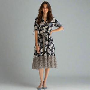 Robe midi en coton noir à fleurs style bohème, col en V, légère et confortable, tenue d'été disponible à la vente en gros - Product Image 1