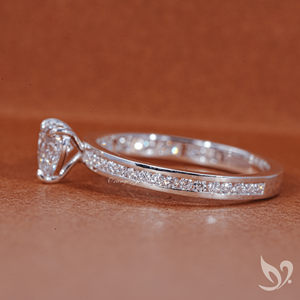 Anillo de Diamante Cultivado en Laboratorio con Corte Corazón de 0.50CT, Certificado IGI, Banda Pavé con Canal, Oro Blanco de 10K - Product Image 2