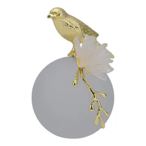 Miroir de table rond décoratif en verre avec cadre métallique floral, motif oiseau sur branche plaqué or, pour la décoration de la maison, des hôtels et des chambres à coucher (vente en gros) - Product Image 1