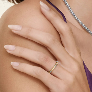 Anillo de banda minimalista con diamantes de corte compartido LR - Product Image 4