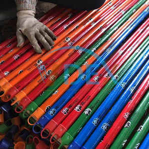 Mango de escoba de madera natural de 120cm de alta calidad al por mayor con PVC Wuchen Pandan para limpieza - Product Image 3