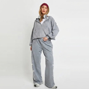 Ensemble de survêtement unisexe en molleton avec sweat à capuche zippé orné de strass surdimensionnés, design gris uni, tissu tricoté respirant, idéal pour l'automne et les tenues décontractées. - Product Image 1