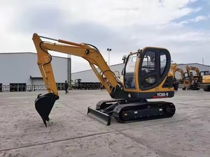 Excavadora Amarilla Usada Eficiente de 3000 kg con Orugas de Goma y Cabina de Alta Visibilidad para Trabajos de Excavación Urbanos Precisos - Product Image 2