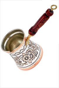 กาต้มกาแฟทองเหลืองแบบตีลาย 10 ออนซ์ พร้อมด้ามจับไม้ ดีไซน์ทันสมัย เป็นมิตรกับสิ่งแวดล้อม สีขาว (สำหรับเตาแก๊ส) - Product Image 2