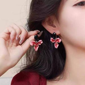 Boucles d'oreilles unisexes vintage plaquées or 14 carats avec nœud floral rose et rouge et clous ovales noirs pour mariage, fête et usage quotidien - Product Image 4