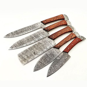 Couteau de cuisine et couteau d'extérieur faits à la main en acier Damas avec manche en bois - Product Image 1