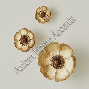 Décoration murale moderne en métal avec un design géométrique élégant idéal pour les intérieurs de salon ou de bureau par Axiom Home Accents - Product Image 2