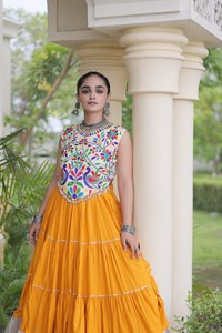 Lehenga Choli de créateur en rayonne pure, spécial Navratri, pour les fêtes, avec Chaniya Choli, Blouse, Dupatta, Sac à cordon et fermeture éclair - Product Image 5