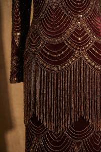 Vestido Largo de Noche de Alta Gama en Terciopelo Rojo Vino con Cuentas de Cristal y Borlas, Proveedor Mayorista - Product Image 4