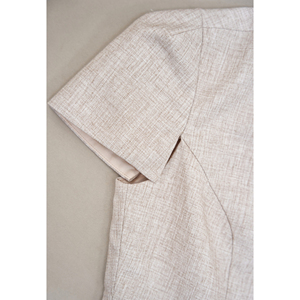 Conjunto de Dos Piezas para Mujer, Estilo Vietnamita, Elegante, Color Beige, Top Asimétrico con Peplum, Falda Midi Plisada, Casual y de Oficina, ODM OEM DYLAN - Product Image 5