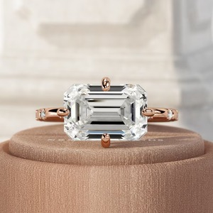 Bague de fiançailles Art Déco en diamant de laboratoire taille émeraude, design East West, or massif 18 carats, 4 carats, certifiée IGI, vente en gros pour femmes - Product Image 3
