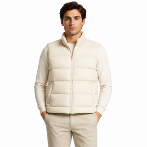 Elija la comodidad y resistencia a la frío que ofrece esta chaqueta tipo chaleco para hombre con relleno acolchado y un elegante diseño sin mangas. - Product Image 1