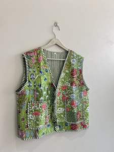 Gilet matelassé patchwork fait main pour femme, motif floral - Product Image 4