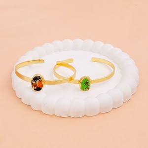 Brazalete Ajustable Unisex de Jade Verde Mohave con Baño de Oro y Bisel Geométrico Moderno - Product Image 6
