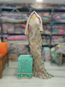 ผ้าคลุมไหล่สีเขียวมิ้นท์ประดับลูกปัดแบบฟรานซาวี ดีแรค พร้อมลายปักดอกไม้สีทองและสีน้ำเงิน และผ้าคลุมไหล่สีเทอร์ควอยซ์ - Product Image 3